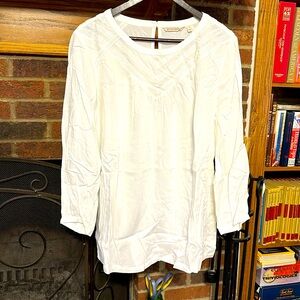 NWOT! Women’s SZ L Soft Surroundings tunic top with lace adornment at neck